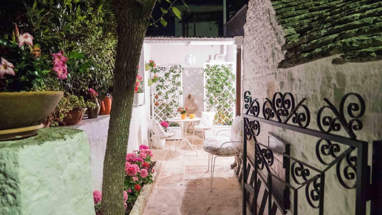 Trullo "Vicolo Fiorito" Villa อัลเบโรเบลโล ภายนอก รูปภาพ